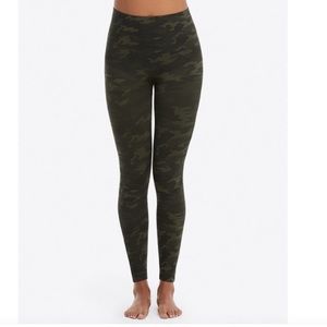 NWT SPANX Green Camo Look at Me Now Seamless Legging S 🟢